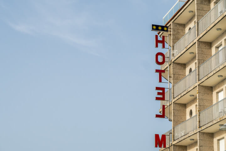 Foto da fachada de um hotel com céu azul